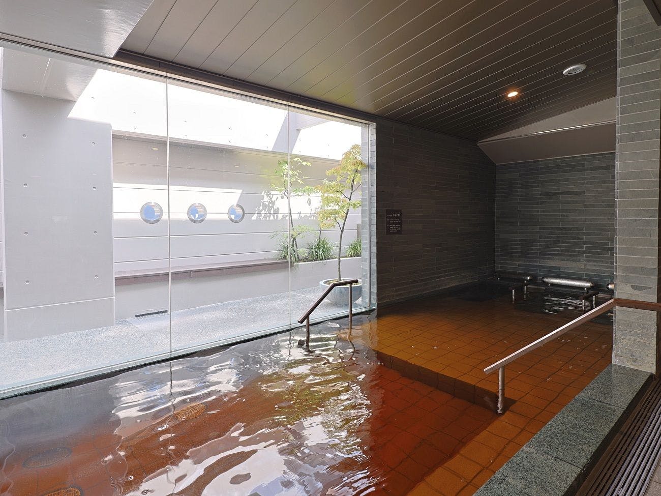 ห้องอาบน้ำขนาดใหญ่ที่น้ำพุร้อนธรรมชาติ