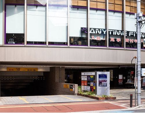 旧中山道沿いに面したホテル駐車場入口