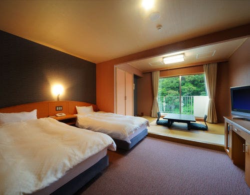 シングルベッド２台＋和室6畳の山側和洋室