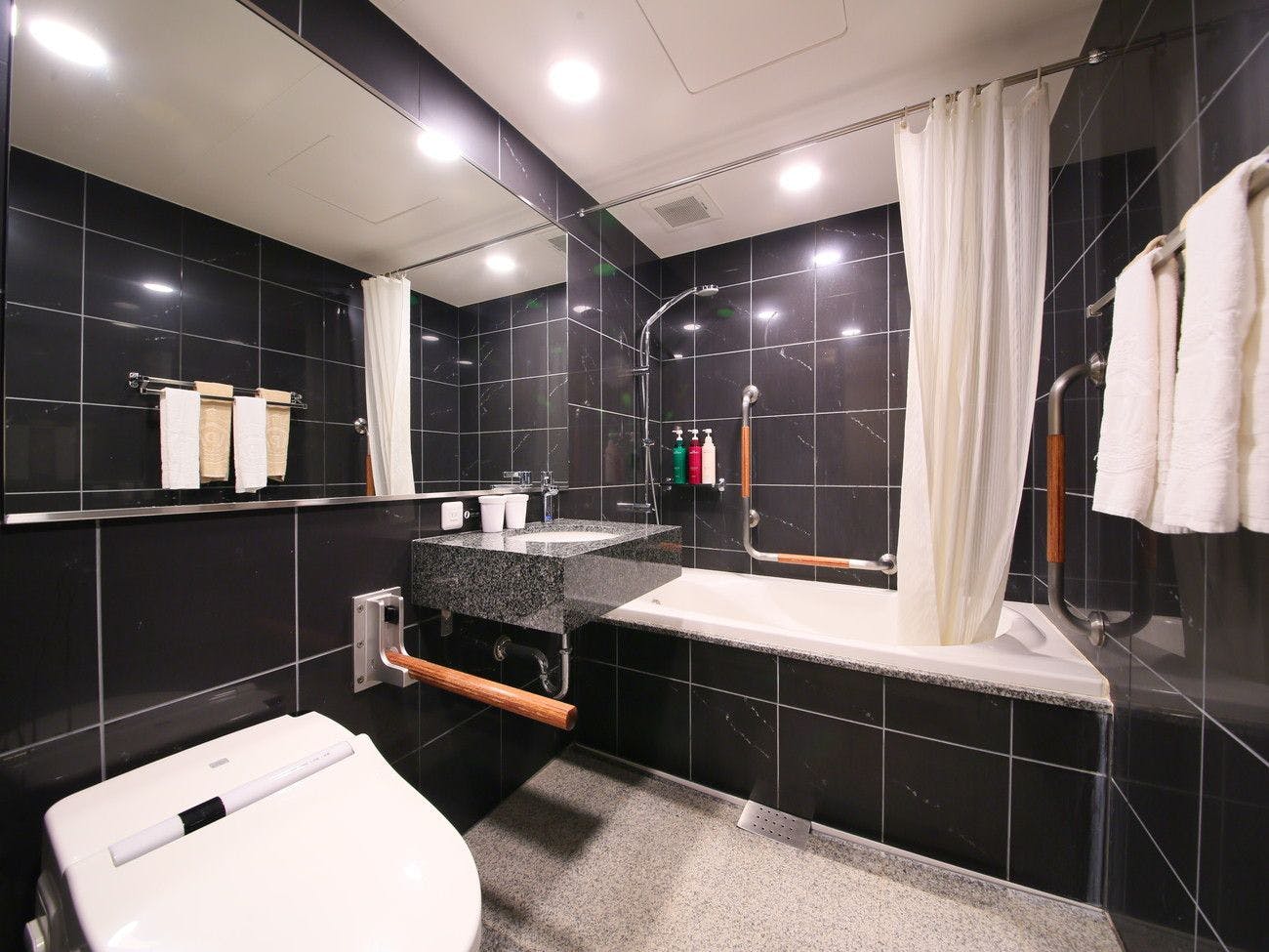 広々としたデラックスツインのバスルーム