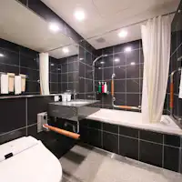 広々としたデラックスツインのバスルーム