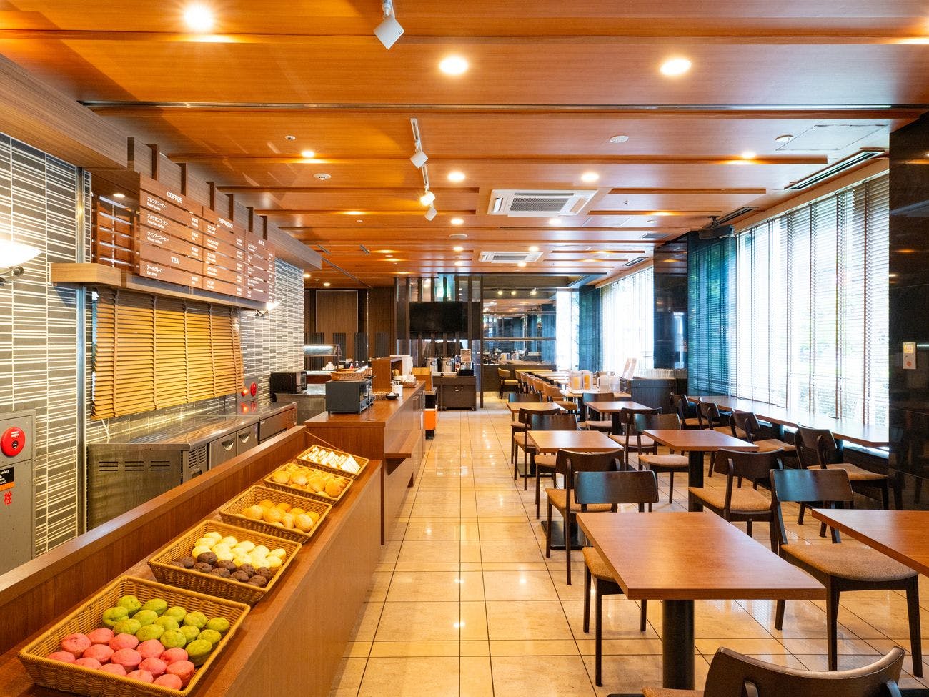 Kami juga berkomitmen dalam menciptakan layanan terbaik.