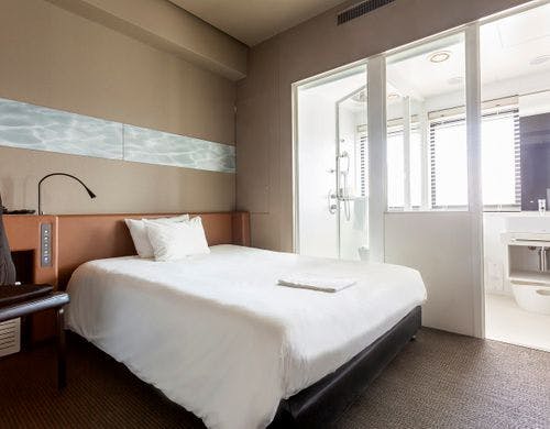 【セミダブル】窓側シャワーブース