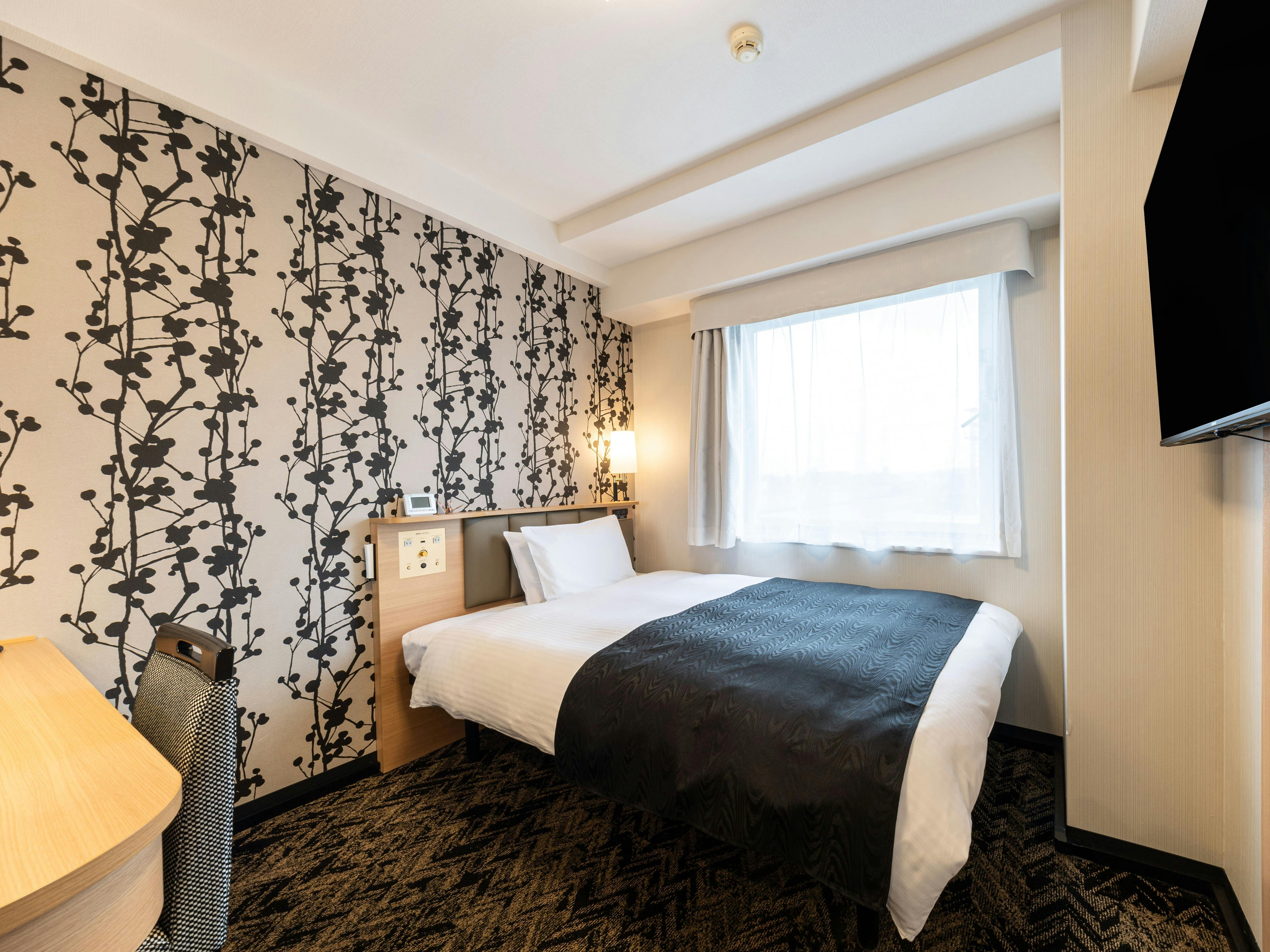 ベッド：140cm×200cm