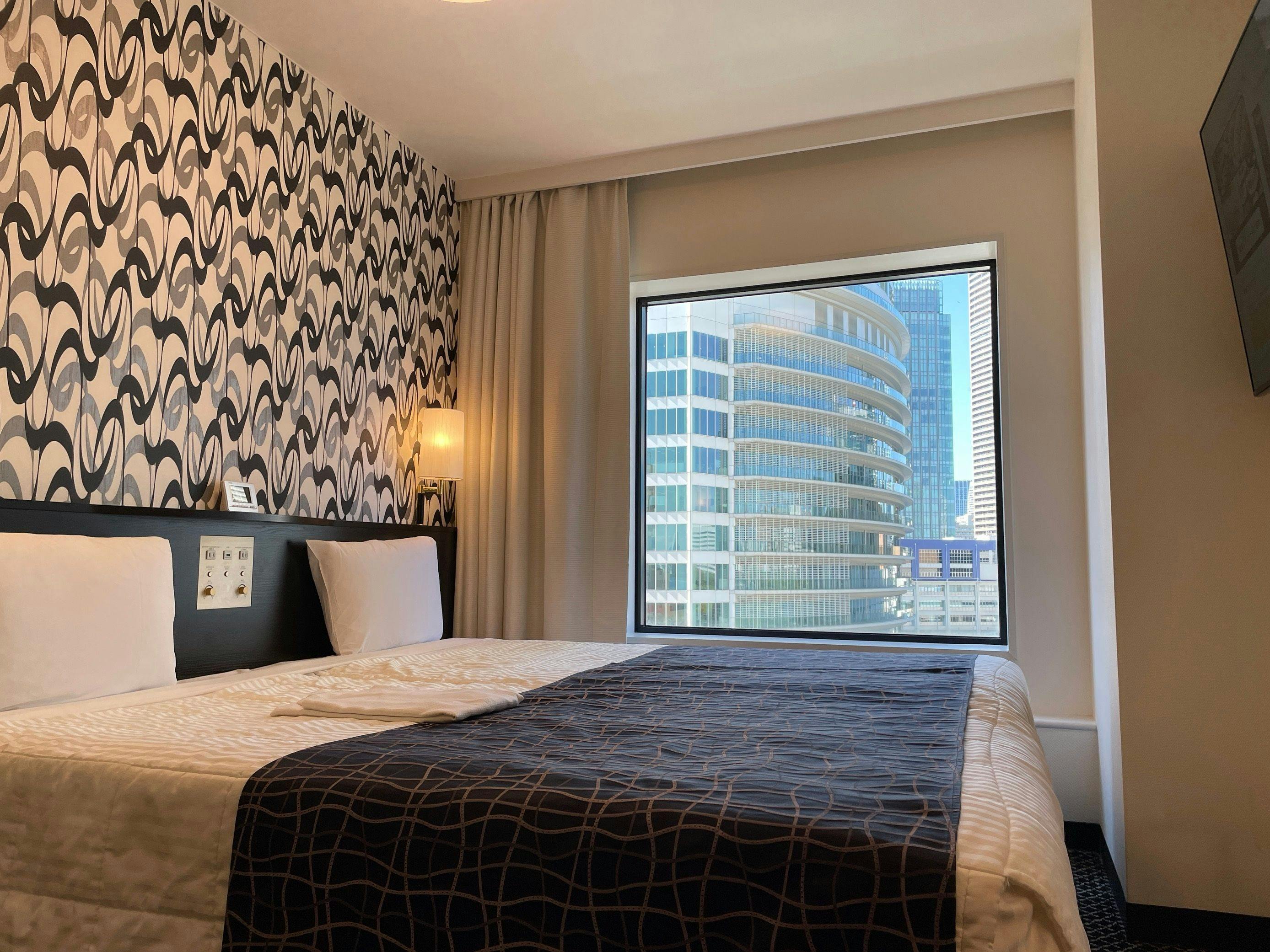 นี่คือภาพของห้องพักแบบดับเบิ้ลรูมที่มีวิวเมือง