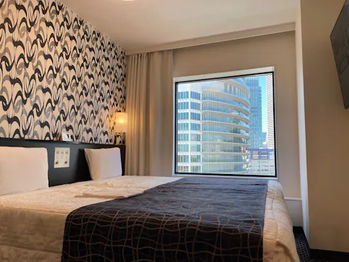 นี่คือภาพของห้องพักแบบดับเบิ้ลรูมที่มีวิวเมือง