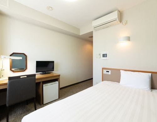 セミダブルルームデスク周辺