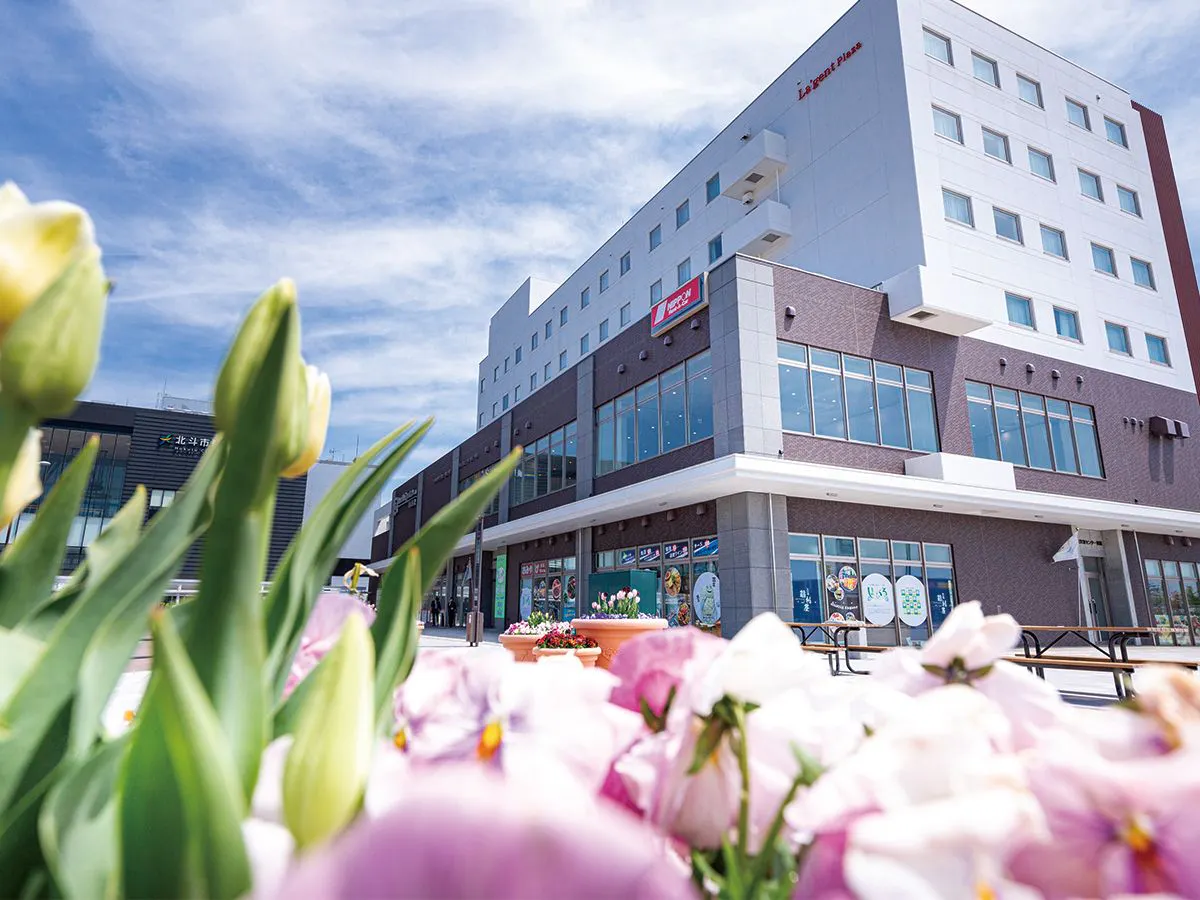 ภายนอกโรงแรมในฤดูใบไม้ผลิ