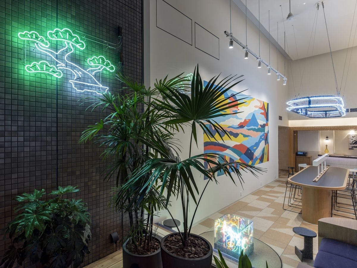 ■外観｜エントランス（夜）