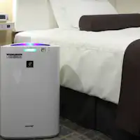 เครื่องฟอกอากาศพร้อมฟังก์ชันเพิ่มความชื้น/มีในทุกห้องพัก.