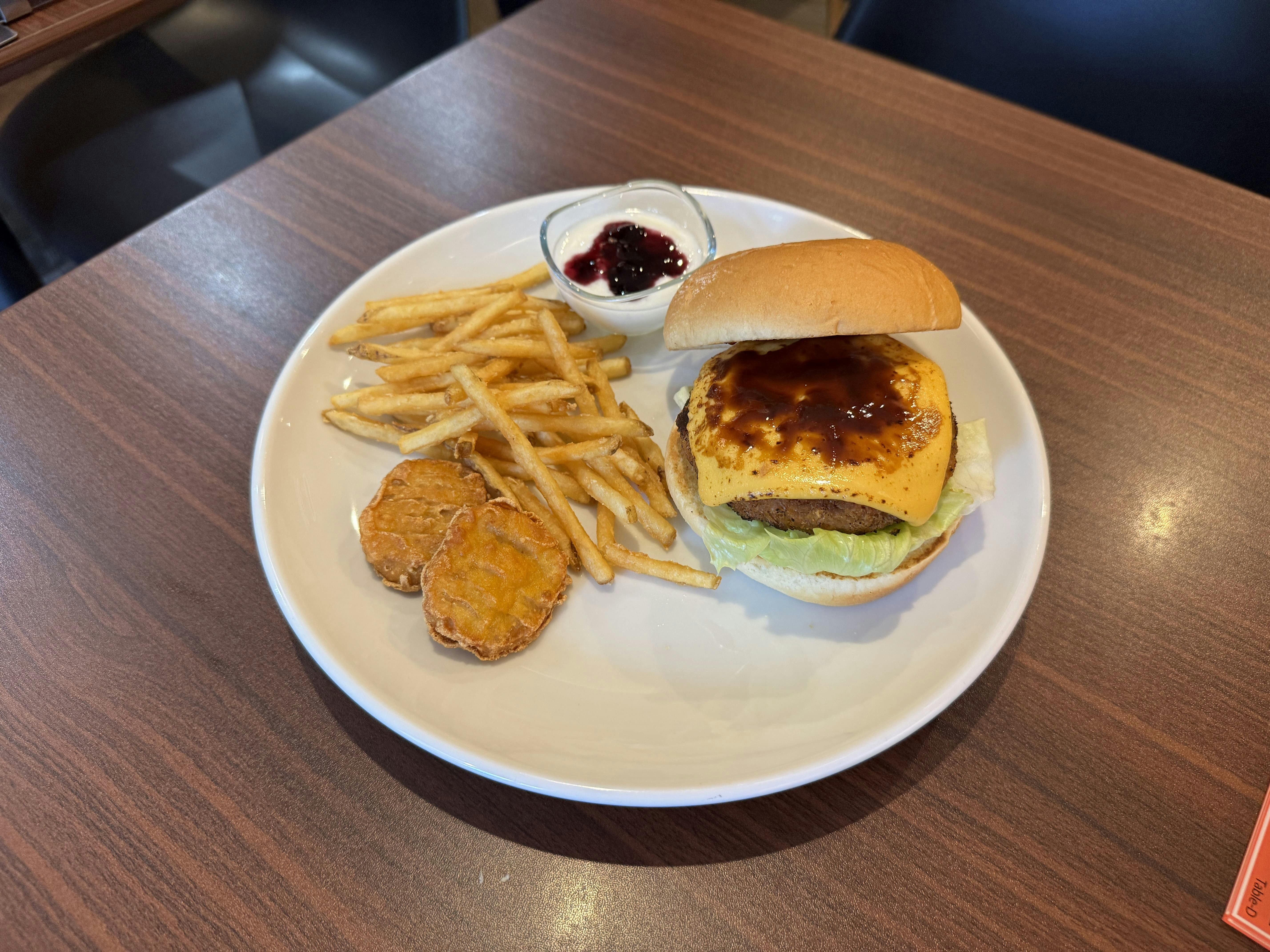 朝食のハムカツチーズバーガー