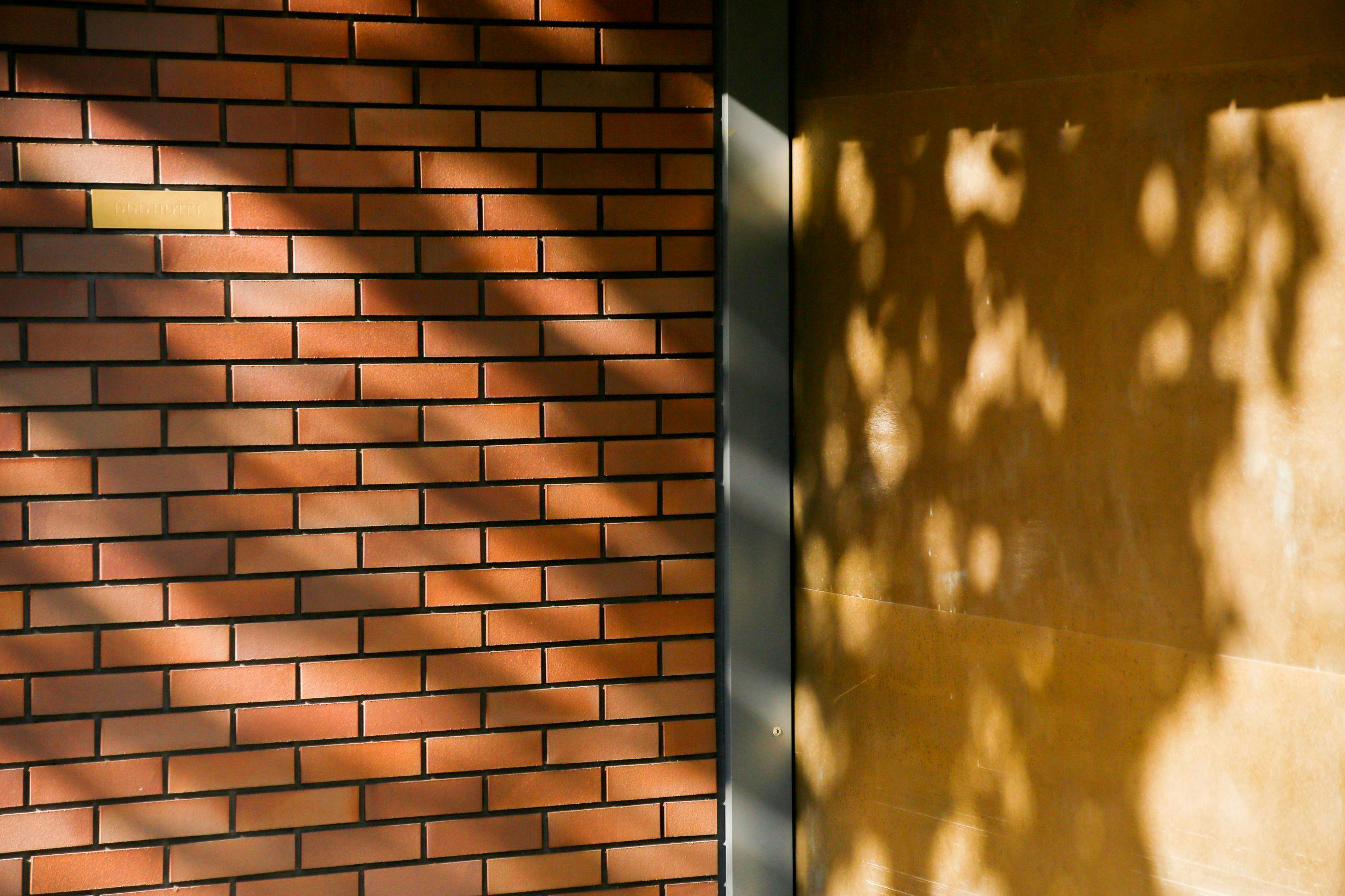 レンガとゴールドの扉