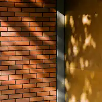 レンガとゴールドの扉