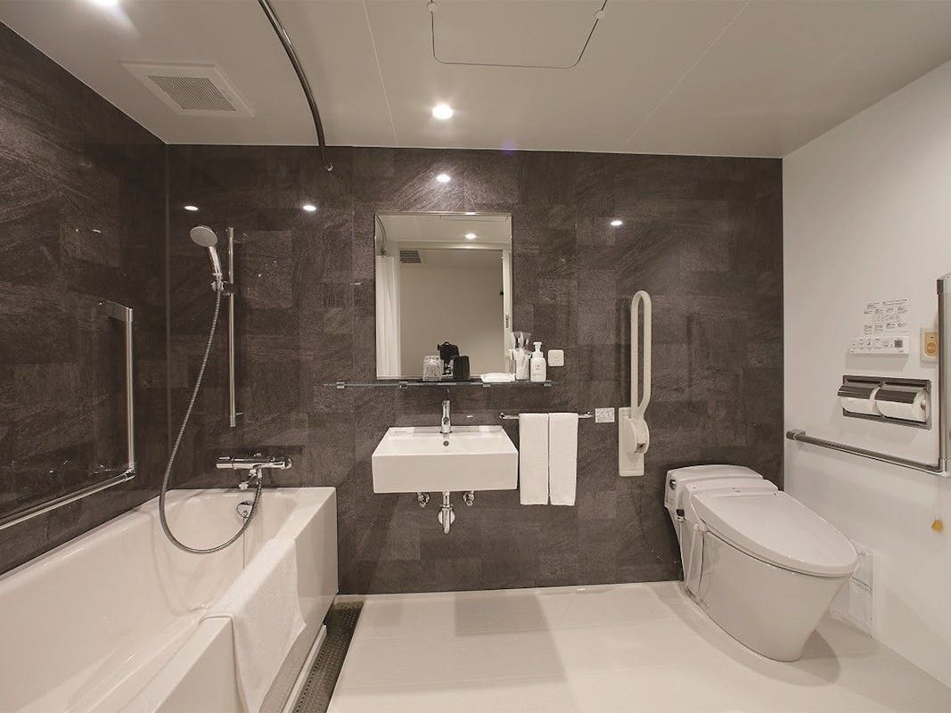 【オリエンタルホテル京都 六条】ユニバーサルツインルーム（定員２名・25.3平米）のバスルーム