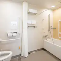 ユニバーサルルームの浴室