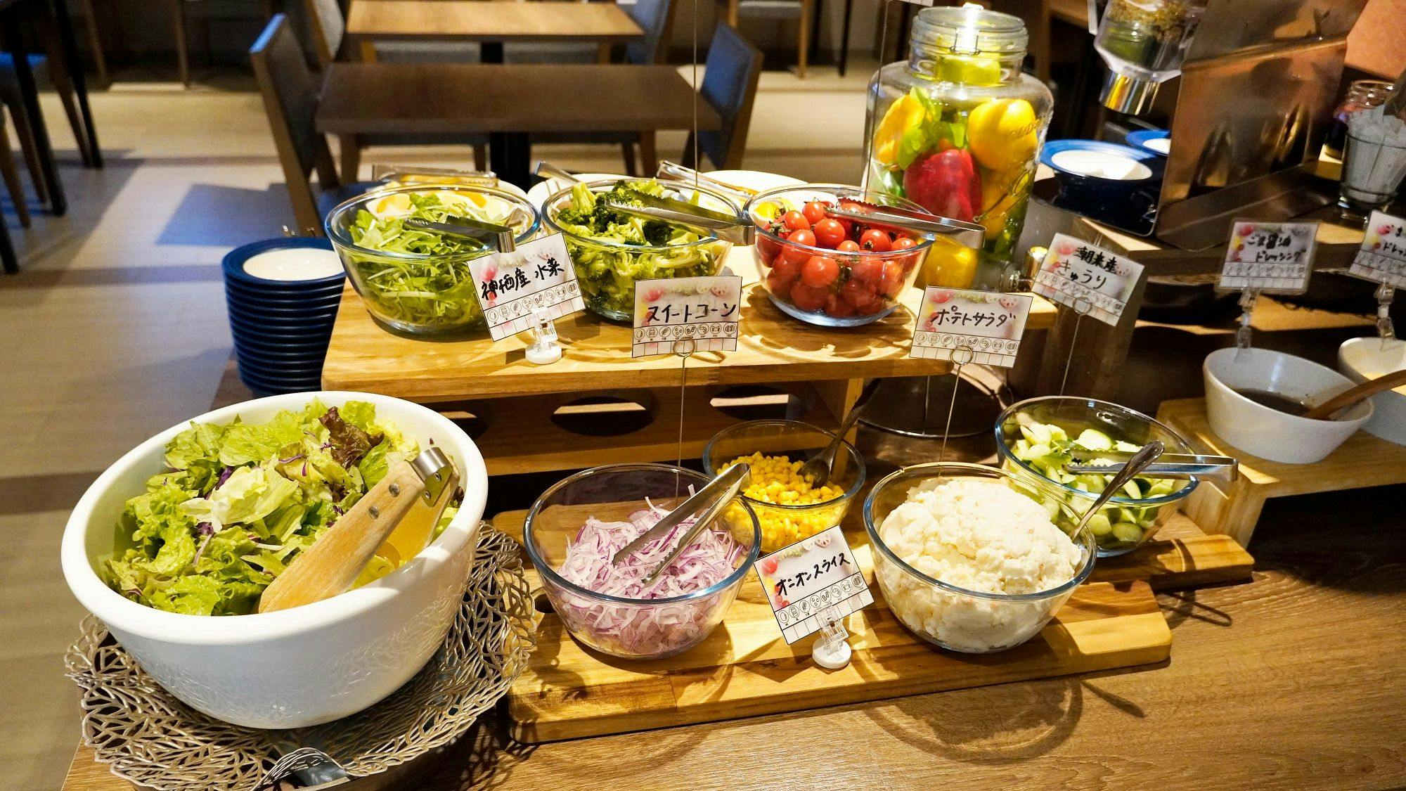 สลัดที่ใช้ผักท้องถิ่น