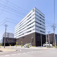 月のホテル外観