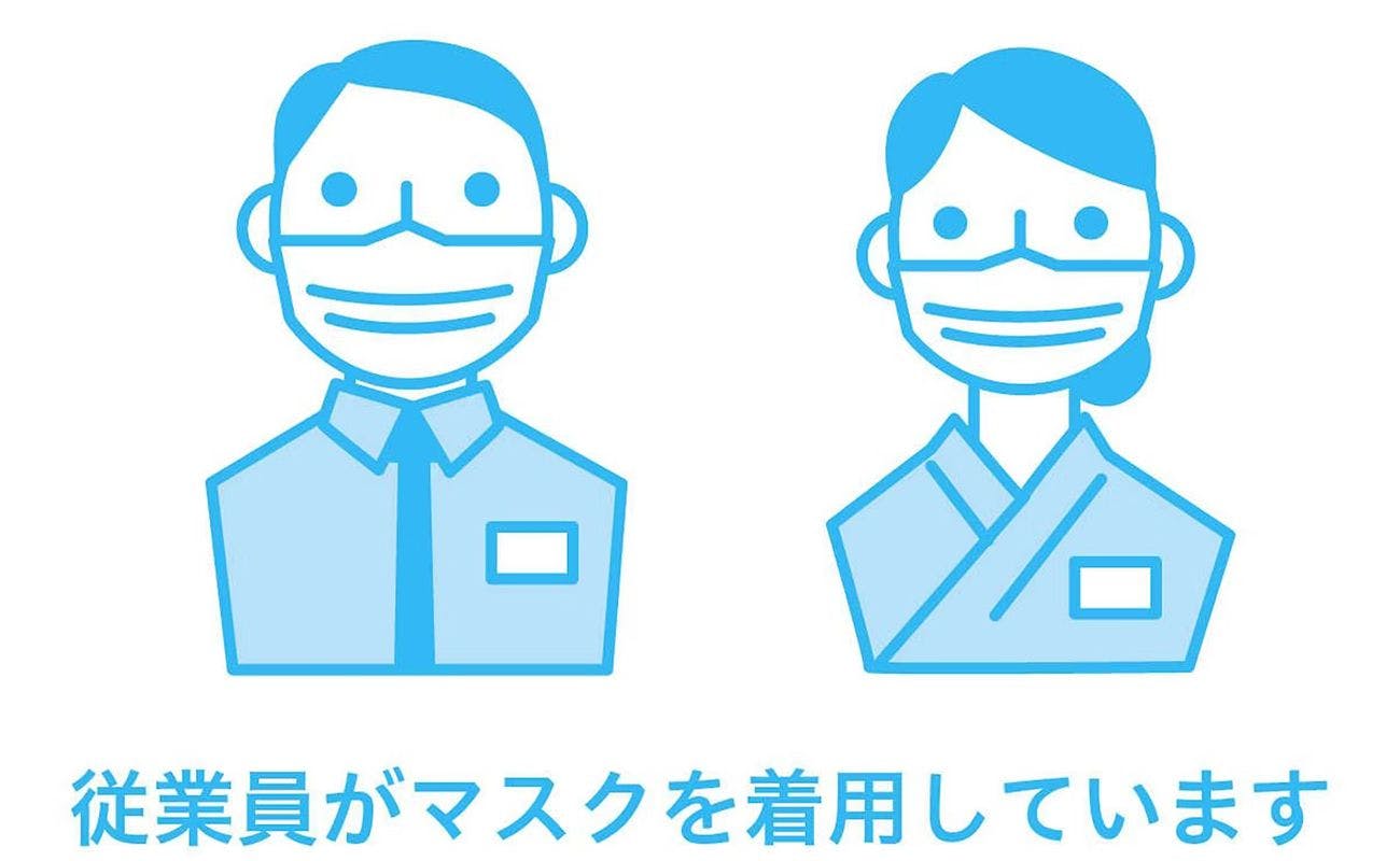 Pekerja memakai pelitup muka.