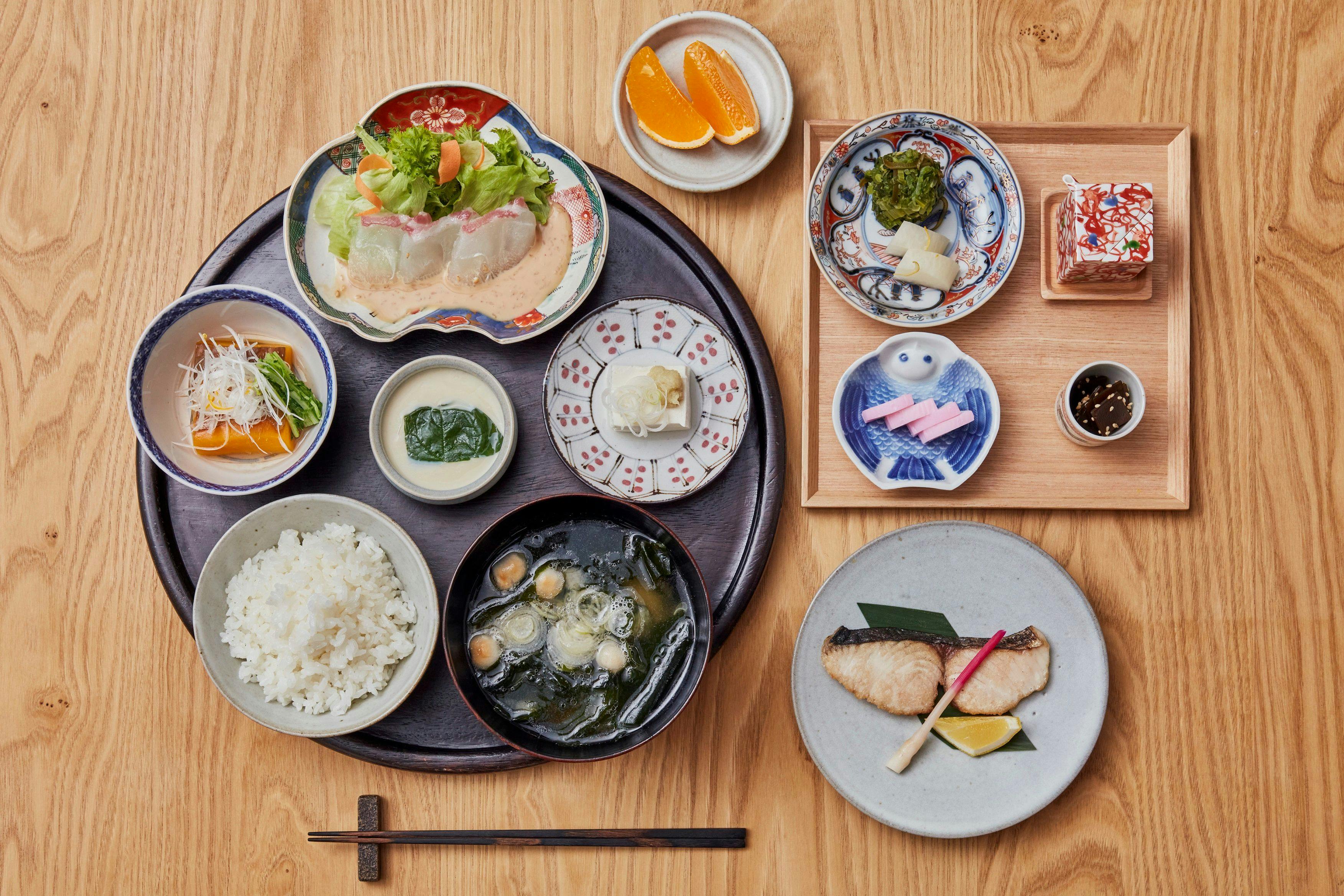 ตรงข้ามมีอาหารเช้าแบบญี่ปุ่นที่เรียวกัง Azumi Setoda.