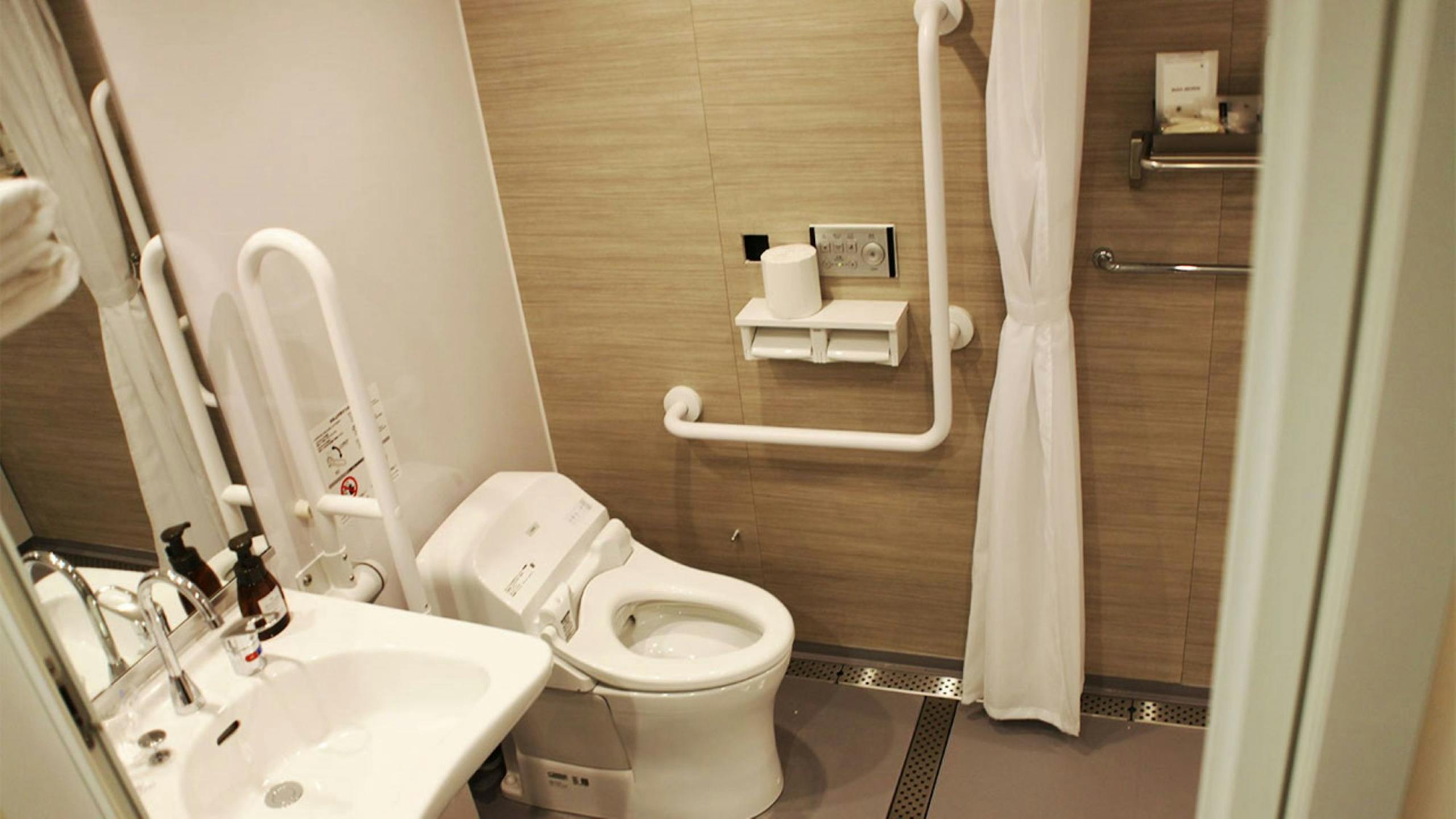 【レンブラントスタイル那覇】ユニバーサルルーム（定員２名・21平米）バスルームのトイレ