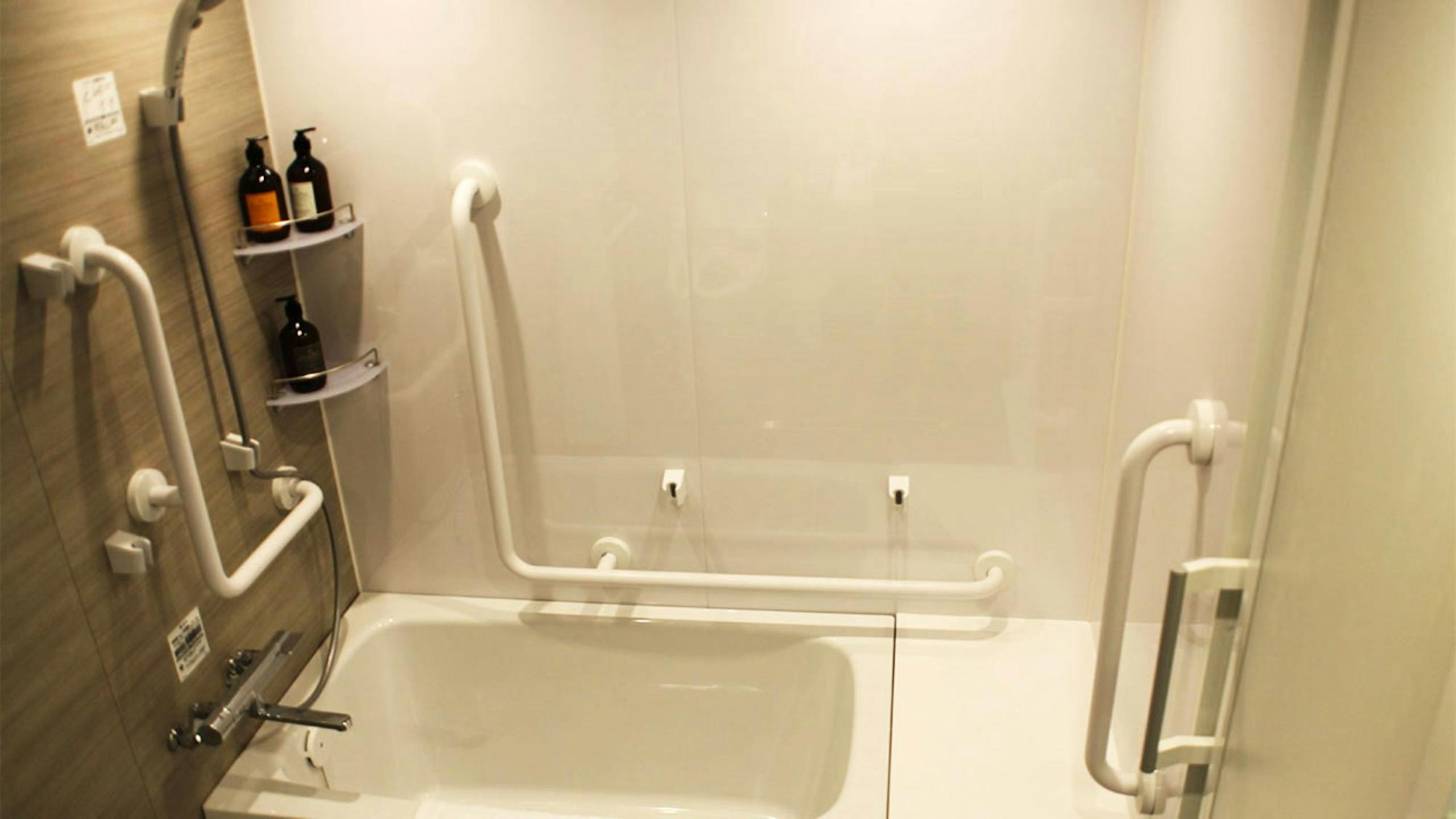 【レンブラントスタイル那覇】ユニバーサルルーム（定員２名・21平米）バスルームの浴槽