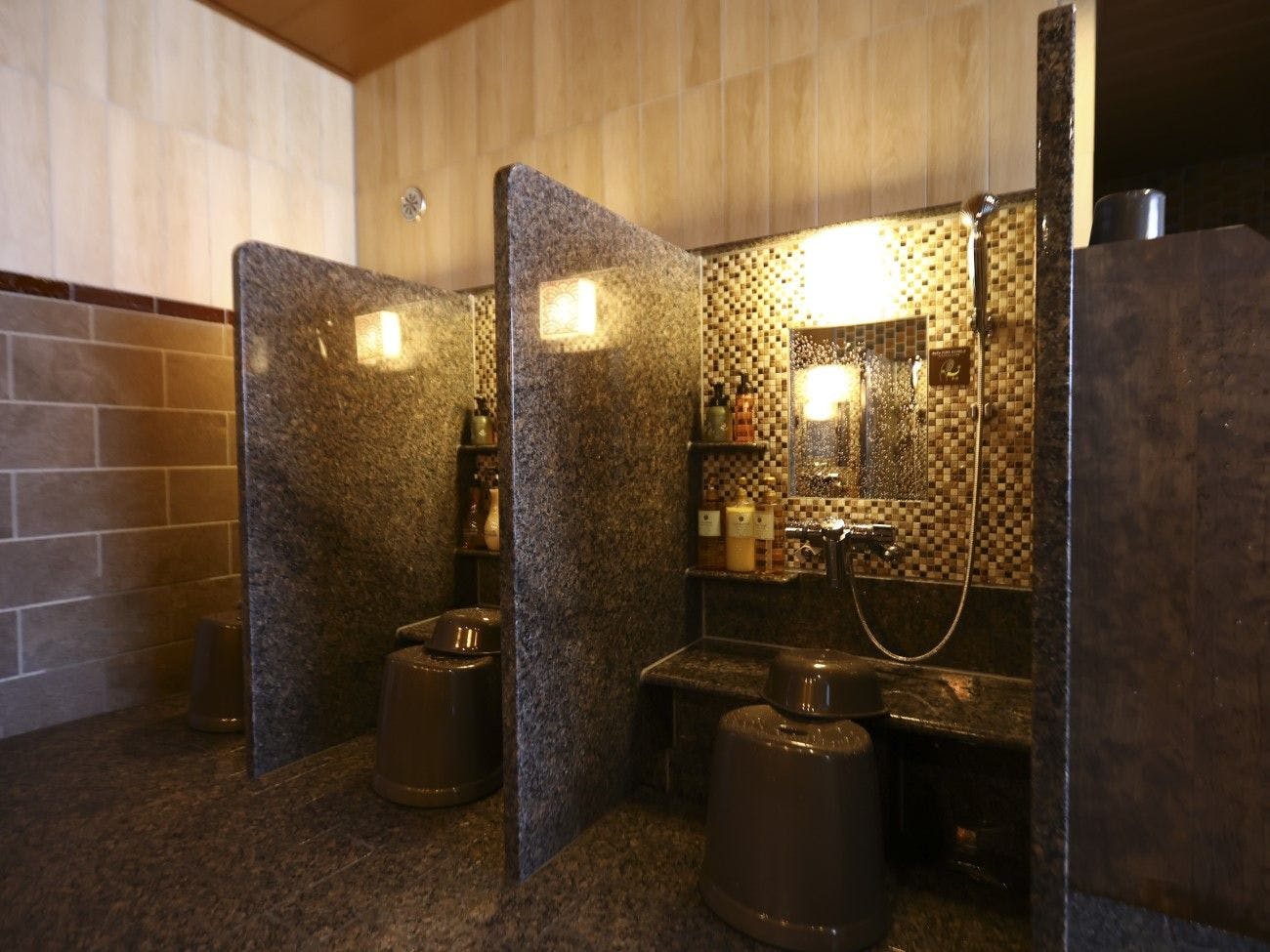 [หญิง] พื้นที่ล้าง (ก๊อกน้ำ: 7, ฝักบัวแบบยืน: 1)