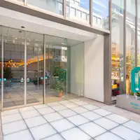 外観(駅出口よりお越しの場合)