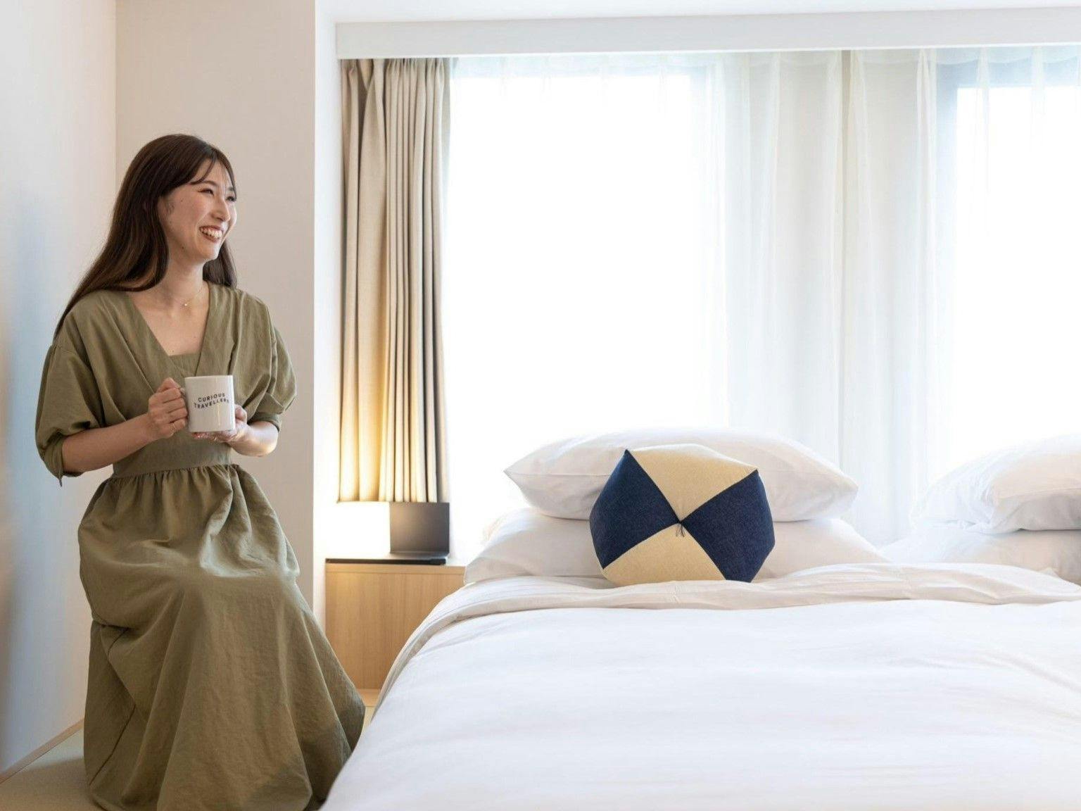 白と木目調の、温かみある空間。