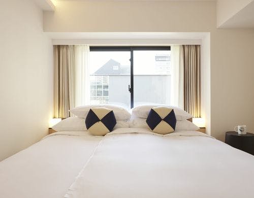 白と木目調の、温かみある空間。