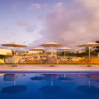 สระว่ายน้ำกลางแจ้ง