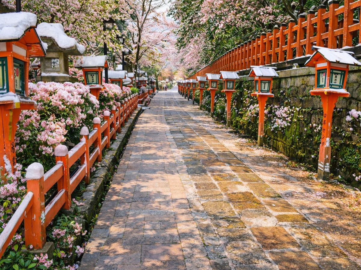 八坂神社参道(春)