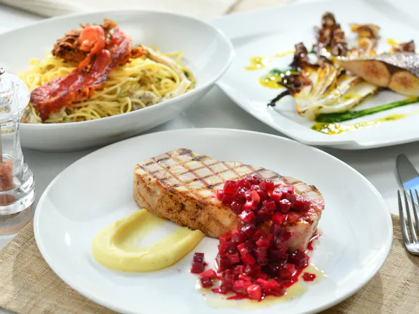 【夏休みにオススメ!】3種から選べるメインのハーフブッフェ&ゆったり昼までレイトアウト 朝食付き