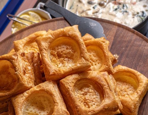 パイ生地の中に鮭のクリームシチュー