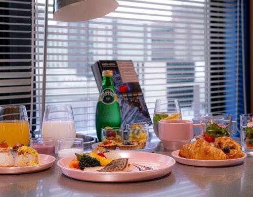 カラフルにお腹を満たす朝食