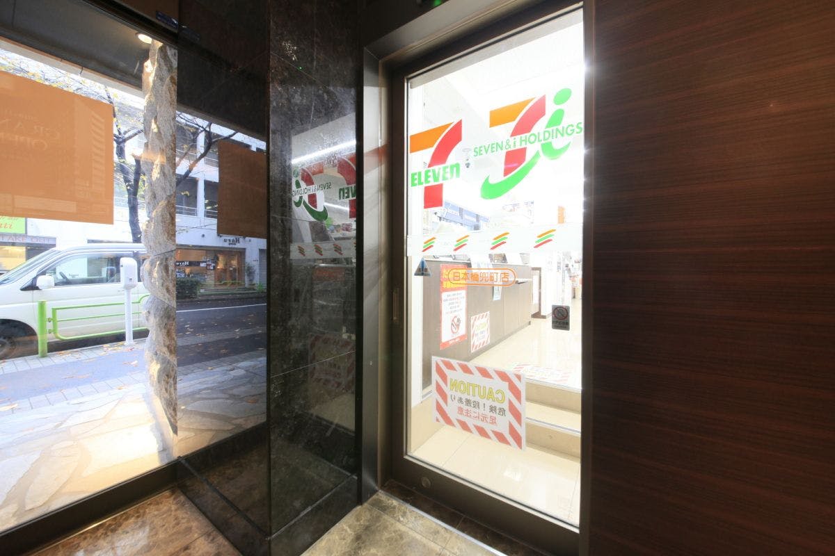 1階ロビーからセブンイレブンさんへの入口