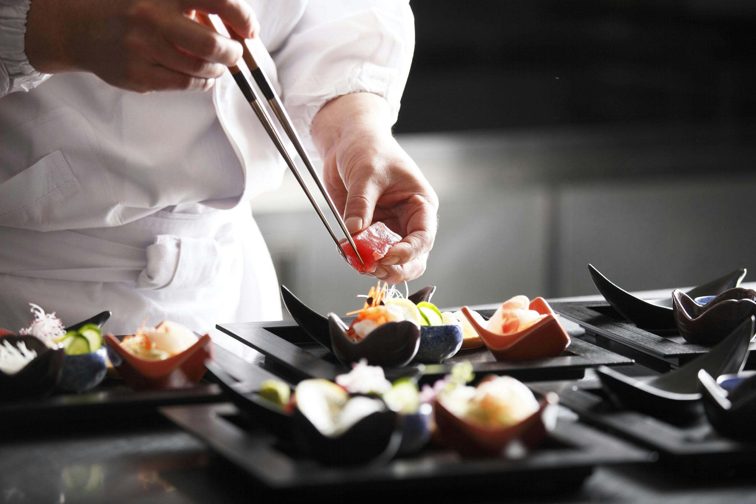 Nikmati hidangan yang memanfaatkan bahan musiman.