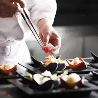 Nikmati hidangan yang memanfaatkan bahan musiman.