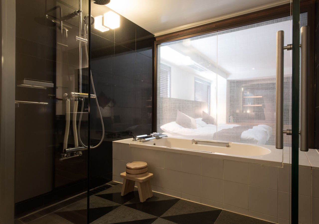 Bak mandi di Kamar juga merupakan Mata air panas.