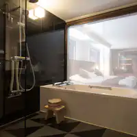 Bak mandi di Kamar juga merupakan Mata air panas.