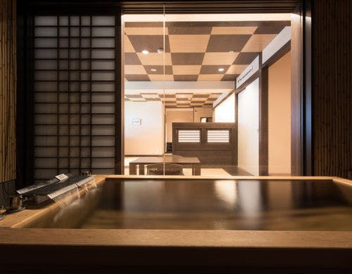 ＜茶臼＞客室のヒノキ風呂