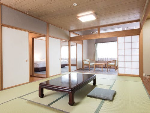 ワイド和洋室　和室12畳とツインベッド2台