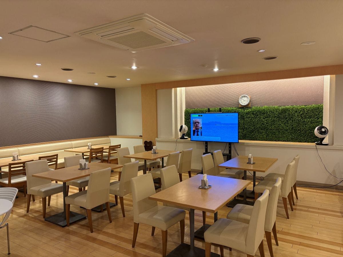 ห้องอาหารและพื้นที่รับรองลูกค้าในร้านอาหาร