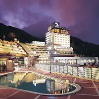 온천 마을의 언덕에 위치한 알메리아