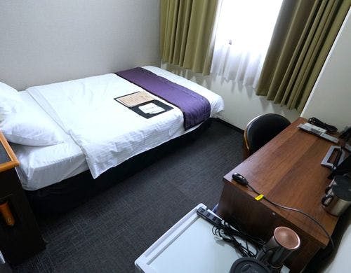 有線LANも併用できるセミダブルルームも