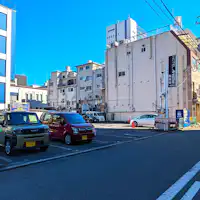 ที่จอดรถเฉพาะมีค่าใช้จ่าย 1000 เยนต่อวันตามลำดับก่อนหลังตั้งแต่เวลา 15.00 น.