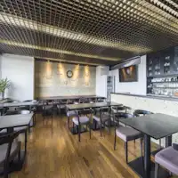 ร้านอาหารสมัยใหม่ที่ใช้หินโอยะในหลายจุด