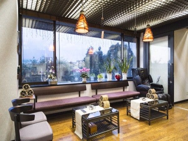 ล็อบบี้ที่ส่องสว่างด้วยแสงอ่อนโยนของฤดูกาล