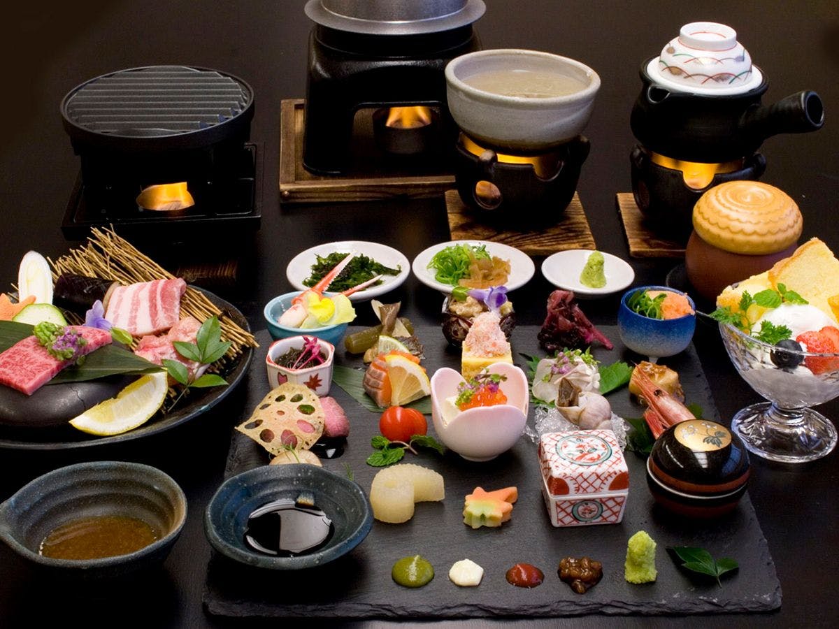 【เนื้อท้องถิ่น 3 ชนิด ย่างบนแผ่นเซรามิก】