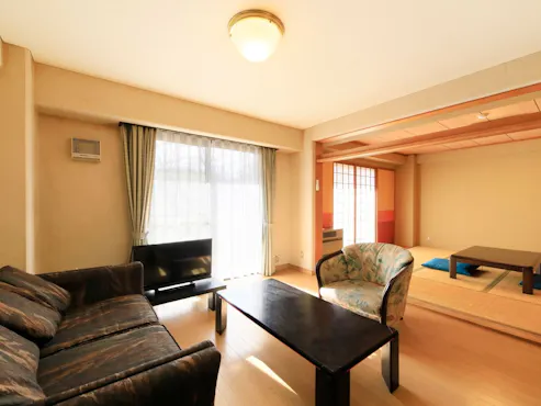 Lantai 1, Gedung East West