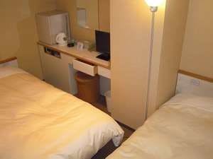 เตียงรูปตัว L ห้องพักเตียงคู่ขนาดกะทัดรัด!